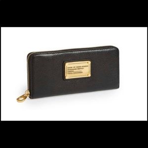 (SOLD)Marc Jacobs Classic Q Slim Zip Around Wallet